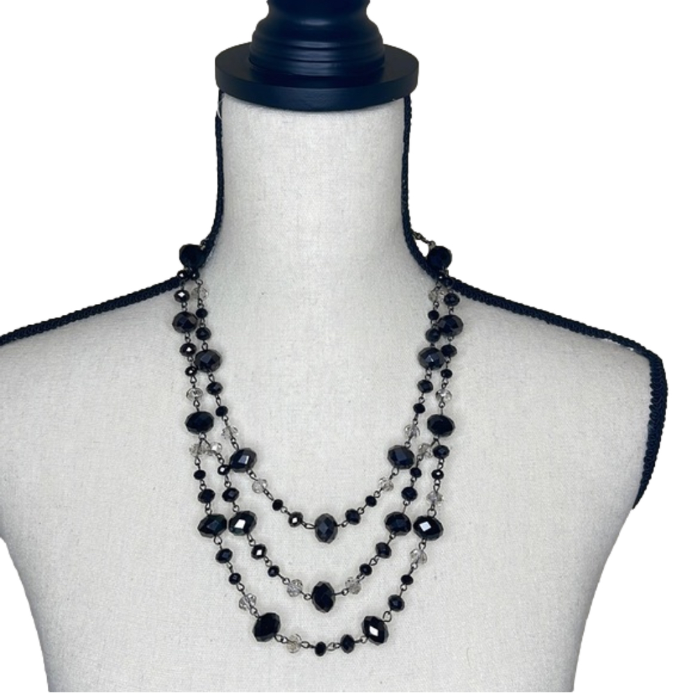 Graduated 21” black & white beaded necklace, bracelet & glass studs earring set